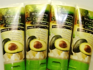 Sữa rửa mặt Thái Lan Aron Whitening Oil Control tinh chất Bơ