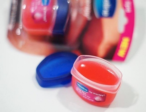 Sáp dưỡng môi có màu Vaseline Rosy Lips Therapy 7g